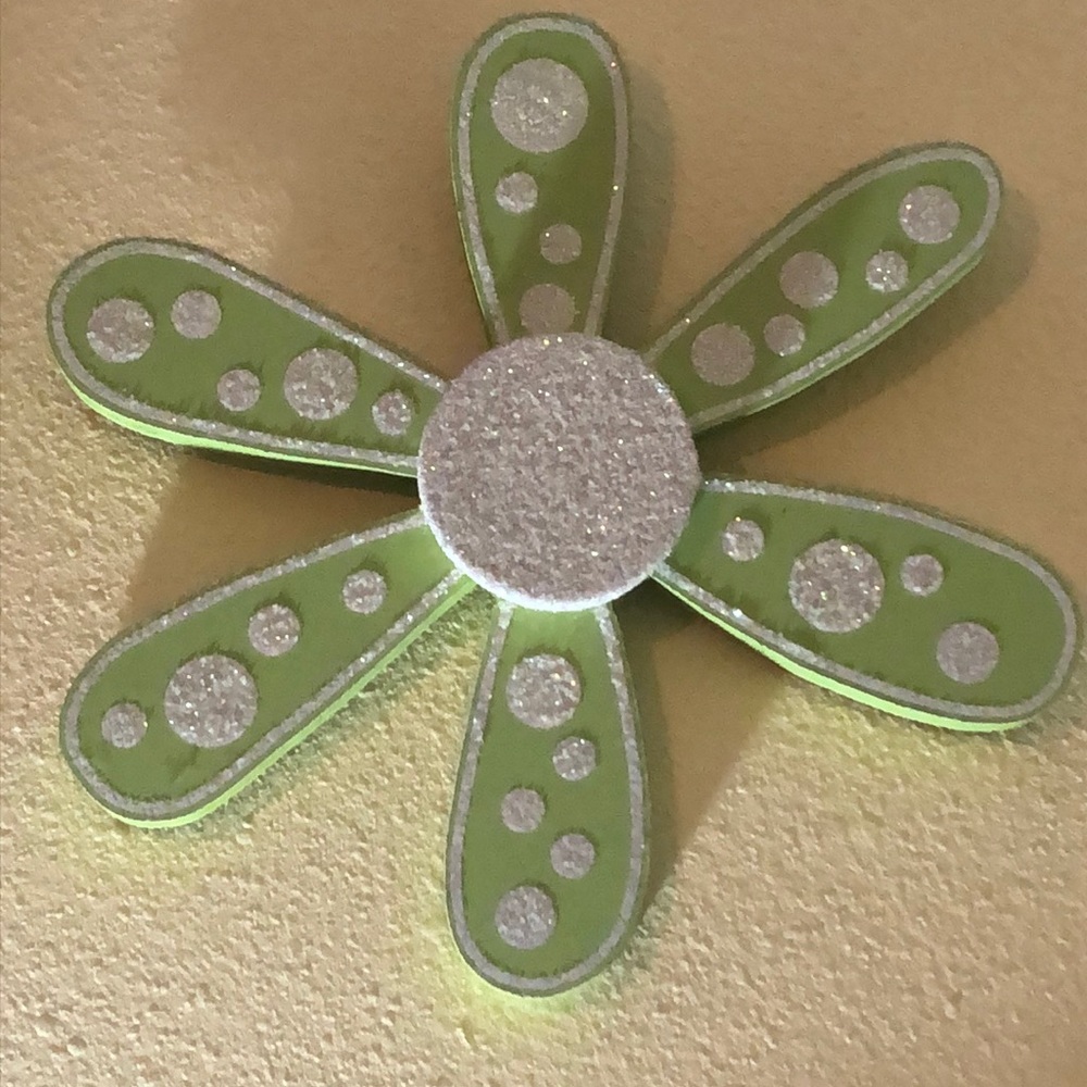 Green daisy wall decoration